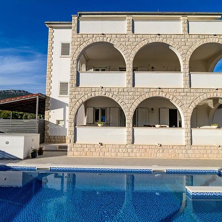 Villa Relax - Beautiful Apartment With Heated Saltwater Pool & Jacuzzi Kastela Bagian luar foto