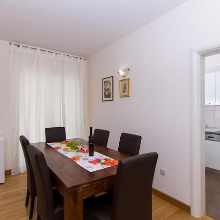 Villa Relax - Beautiful Apartment With Heated Saltwater Pool & Jacuzzi Kastela Bagian luar foto