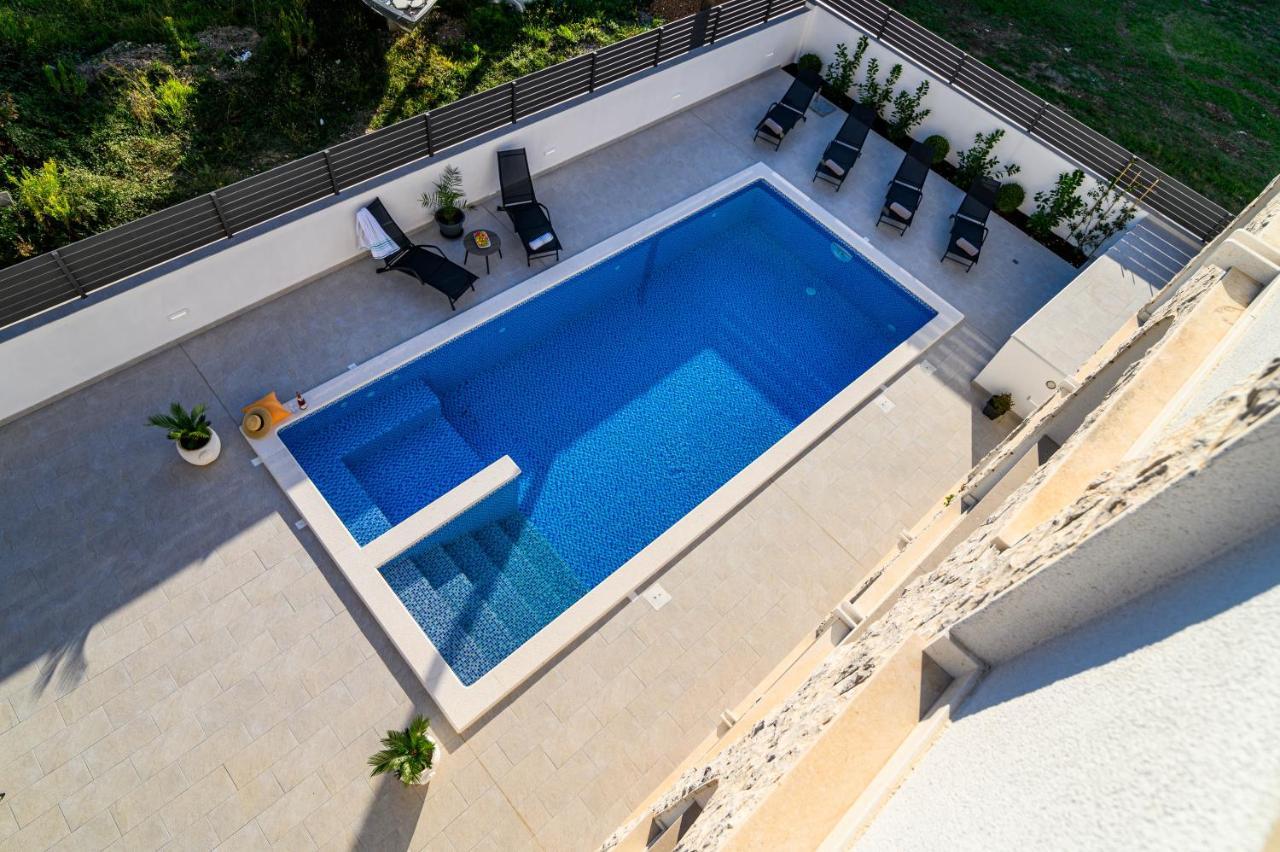 Villa Relax - Beautiful Apartment With Heated Saltwater Pool & Jacuzzi Kastela Bagian luar foto