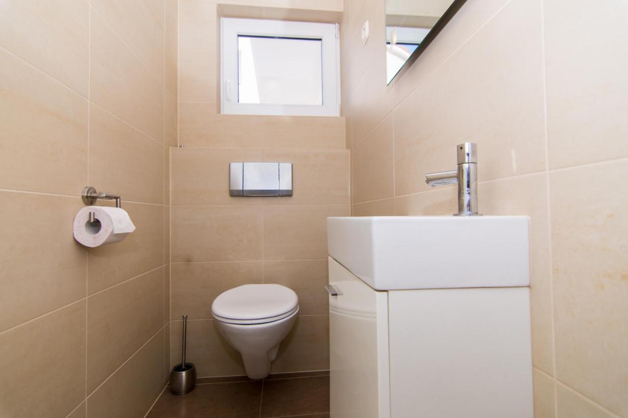 Villa Relax - Beautiful Apartment With Heated Saltwater Pool & Jacuzzi Kastela Bagian luar foto