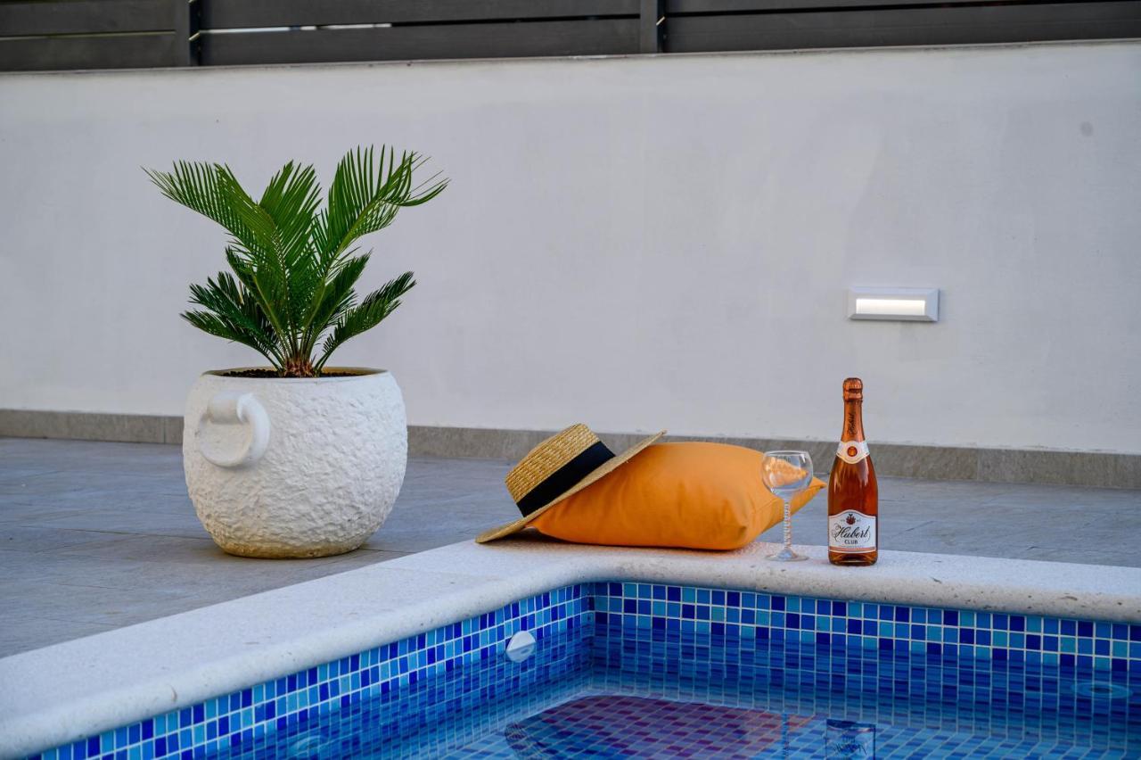 Villa Relax - Beautiful Apartment With Heated Saltwater Pool & Jacuzzi Kastela Bagian luar foto