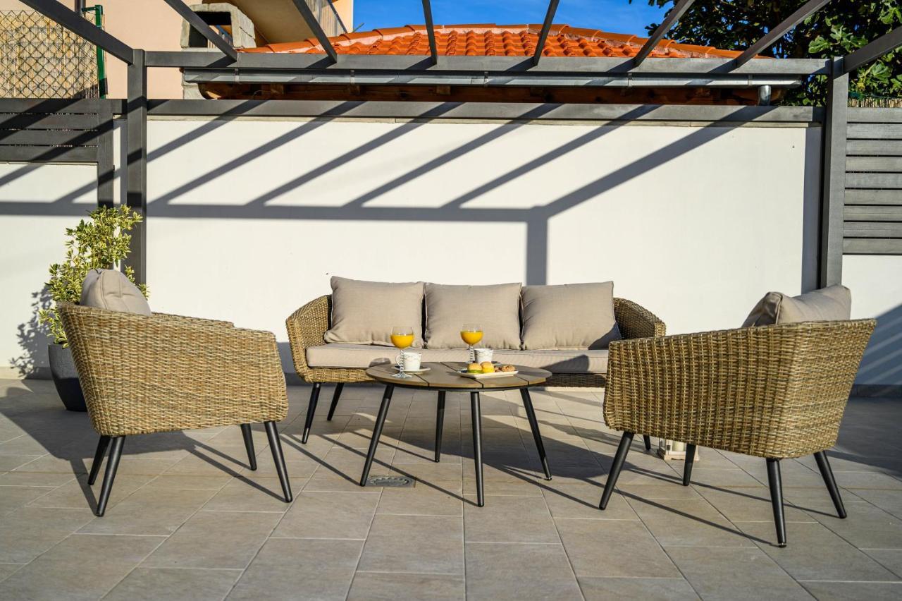 Villa Relax - Beautiful Apartment With Heated Saltwater Pool & Jacuzzi Kastela Bagian luar foto