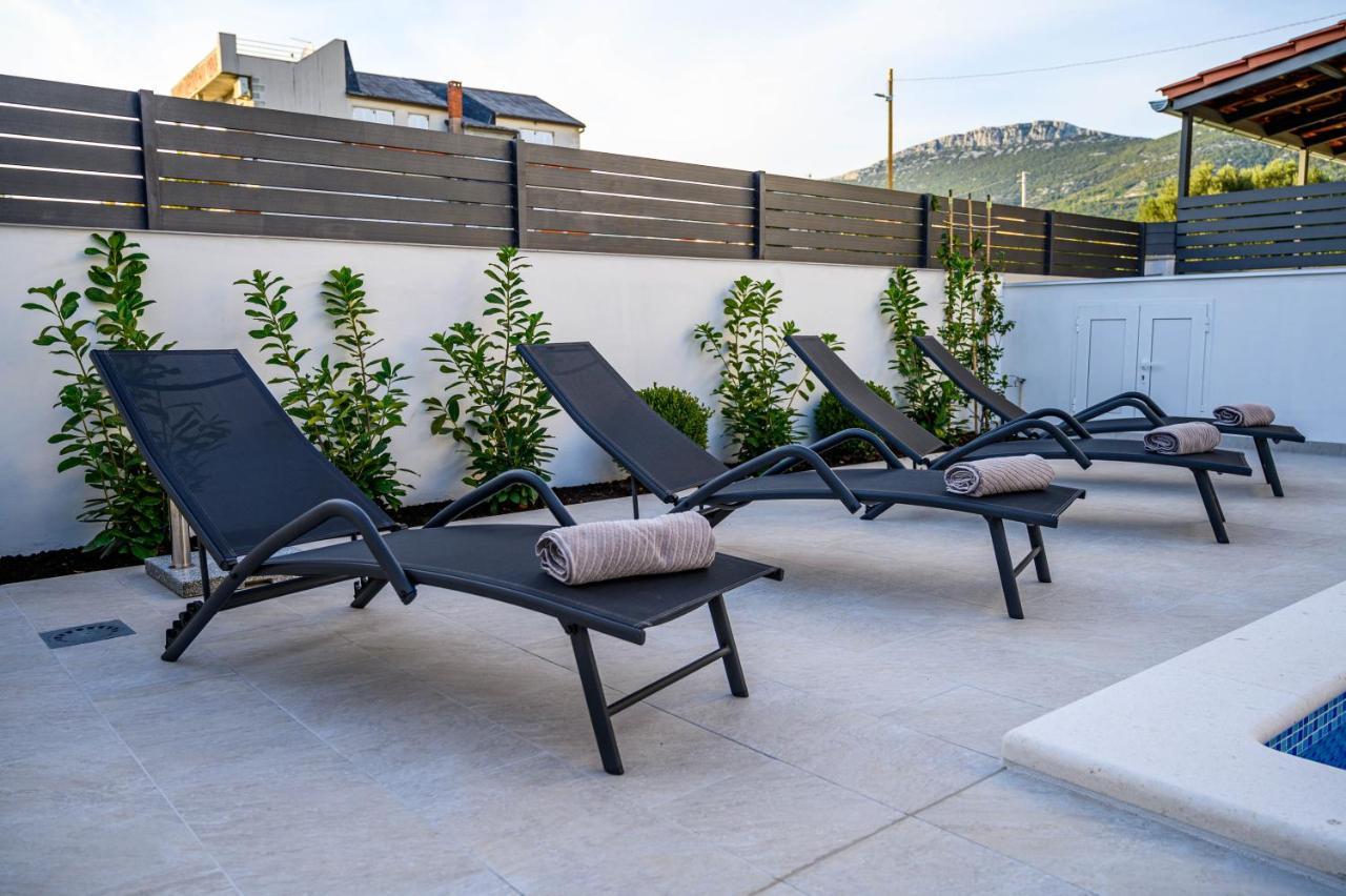 Villa Relax - Beautiful Apartment With Heated Saltwater Pool & Jacuzzi Kastela Bagian luar foto