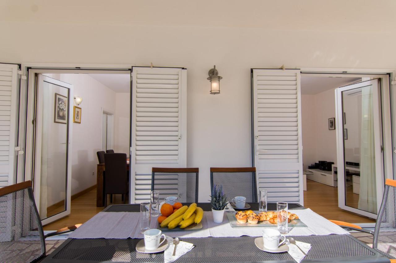 Villa Relax - Beautiful Apartment With Heated Saltwater Pool & Jacuzzi Kastela Bagian luar foto