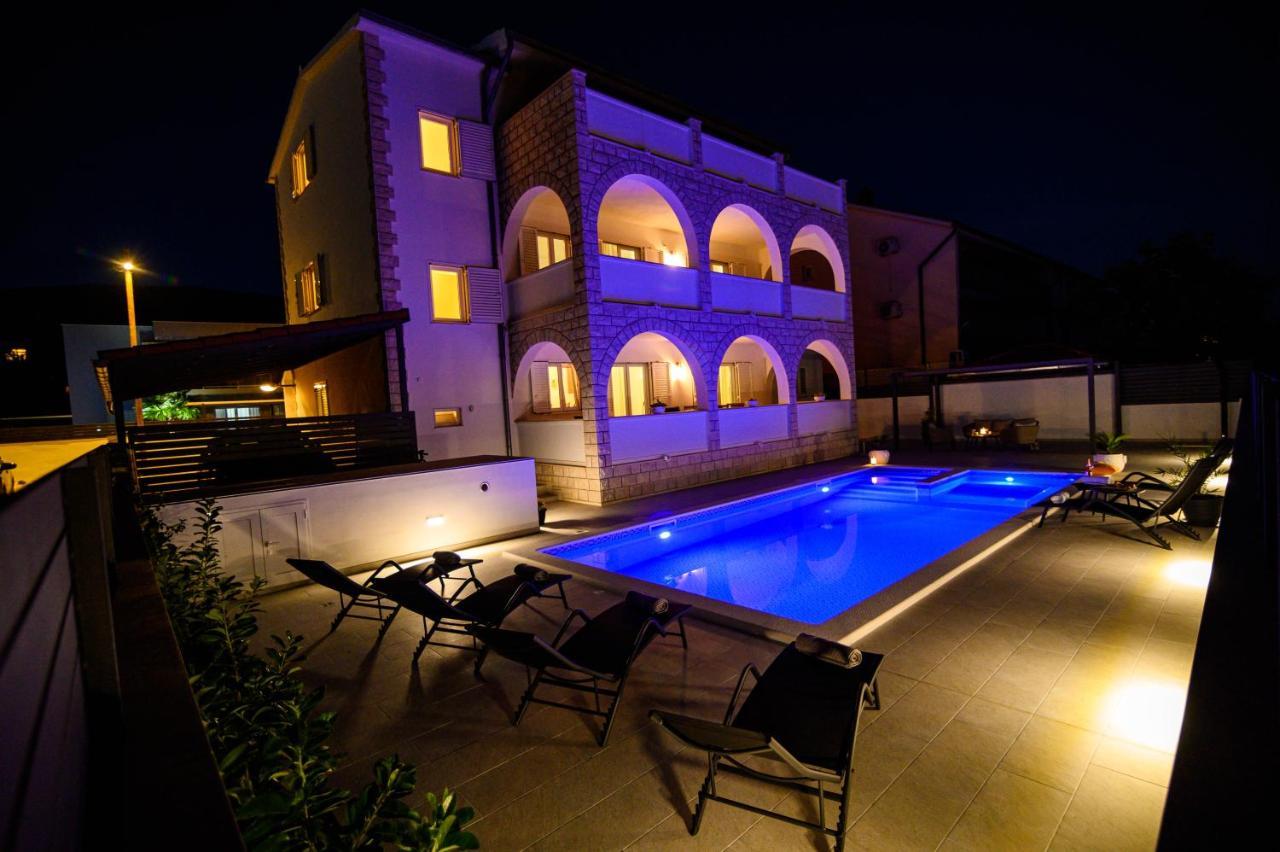 Villa Relax - Beautiful Apartment With Heated Saltwater Pool & Jacuzzi Kastela Bagian luar foto