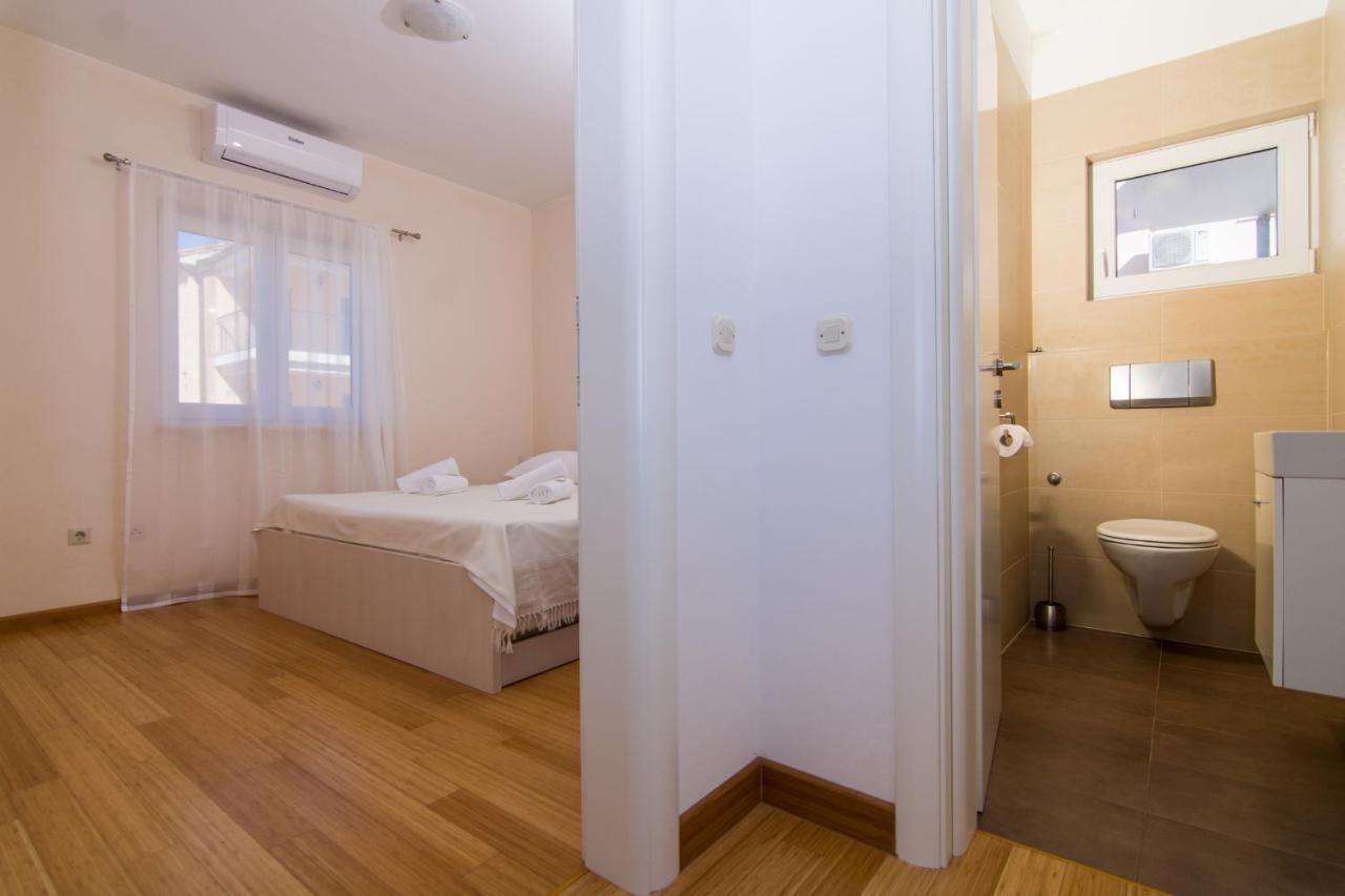 Villa Relax - Beautiful Apartment With Heated Saltwater Pool & Jacuzzi Kastela Bagian luar foto