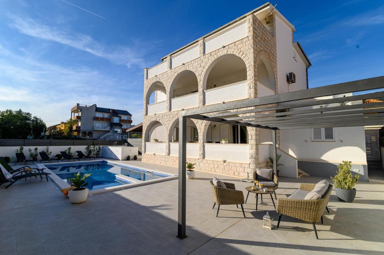 Villa Relax - Beautiful Apartment With Heated Saltwater Pool & Jacuzzi Kastela Bagian luar foto
