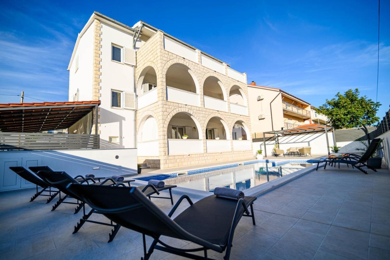 Villa Relax - Beautiful Apartment With Heated Saltwater Pool & Jacuzzi Kastela Bagian luar foto