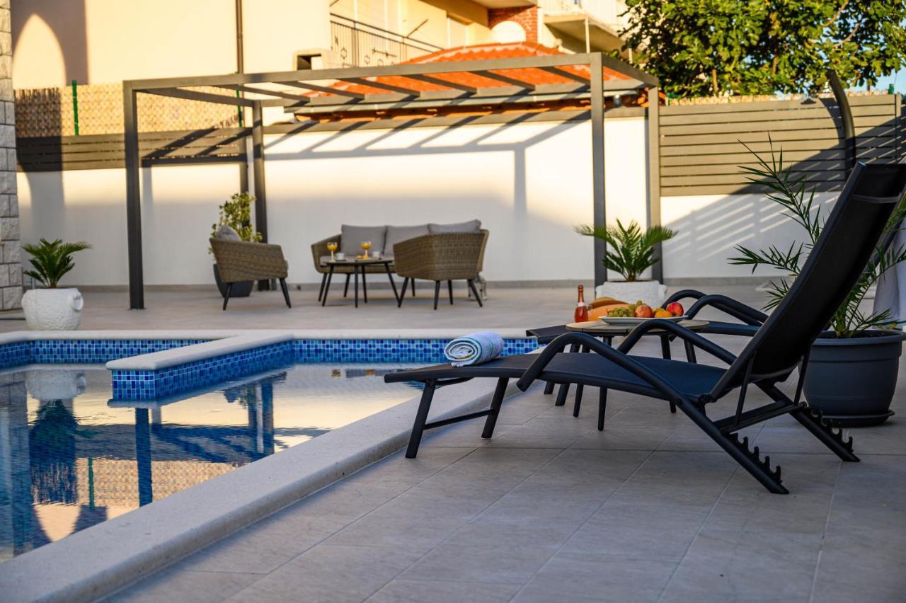 Villa Relax - Beautiful Apartment With Heated Saltwater Pool & Jacuzzi Kastela Bagian luar foto