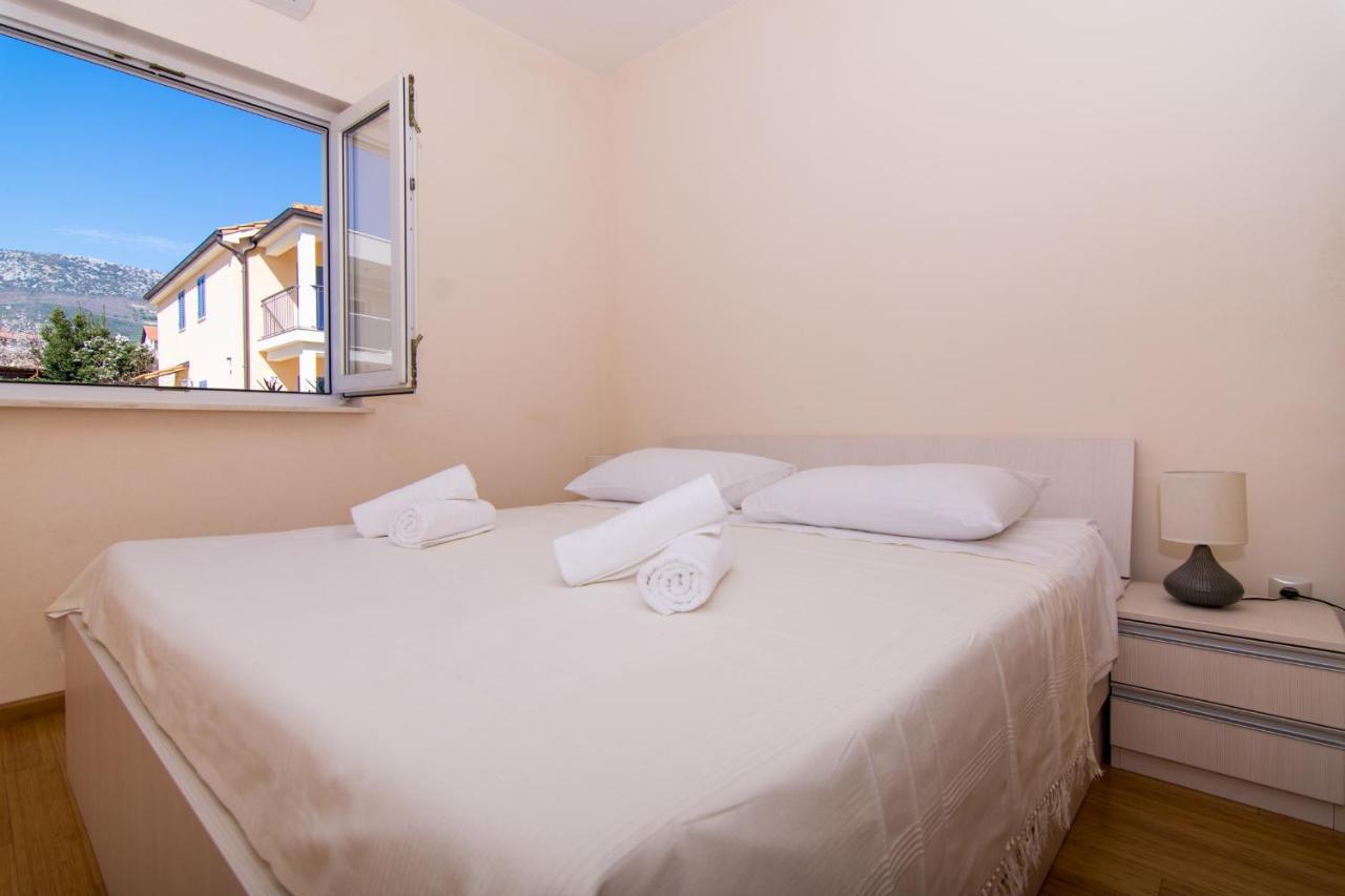 Villa Relax - Beautiful Apartment With Heated Saltwater Pool & Jacuzzi Kastela Bagian luar foto