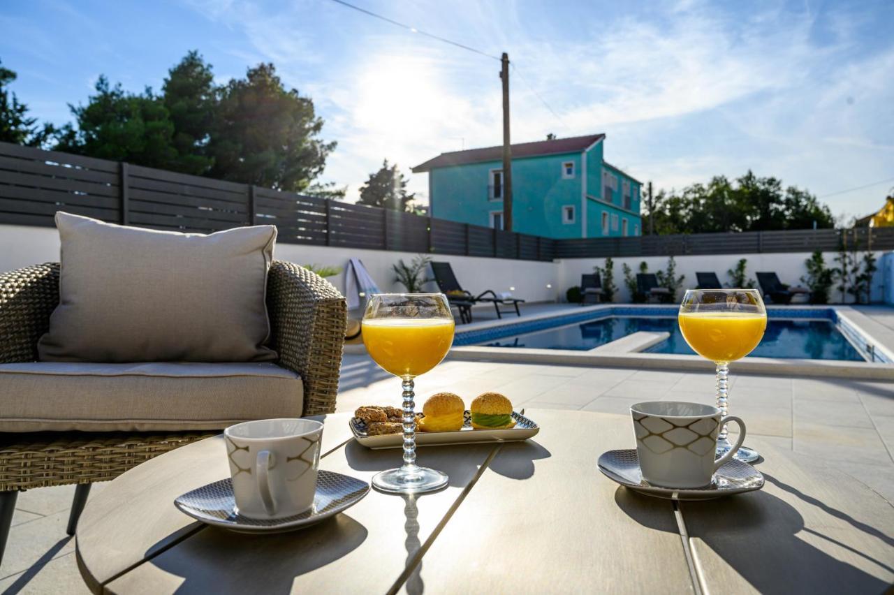 Villa Relax - Beautiful Apartment With Heated Saltwater Pool & Jacuzzi Kastela Bagian luar foto
