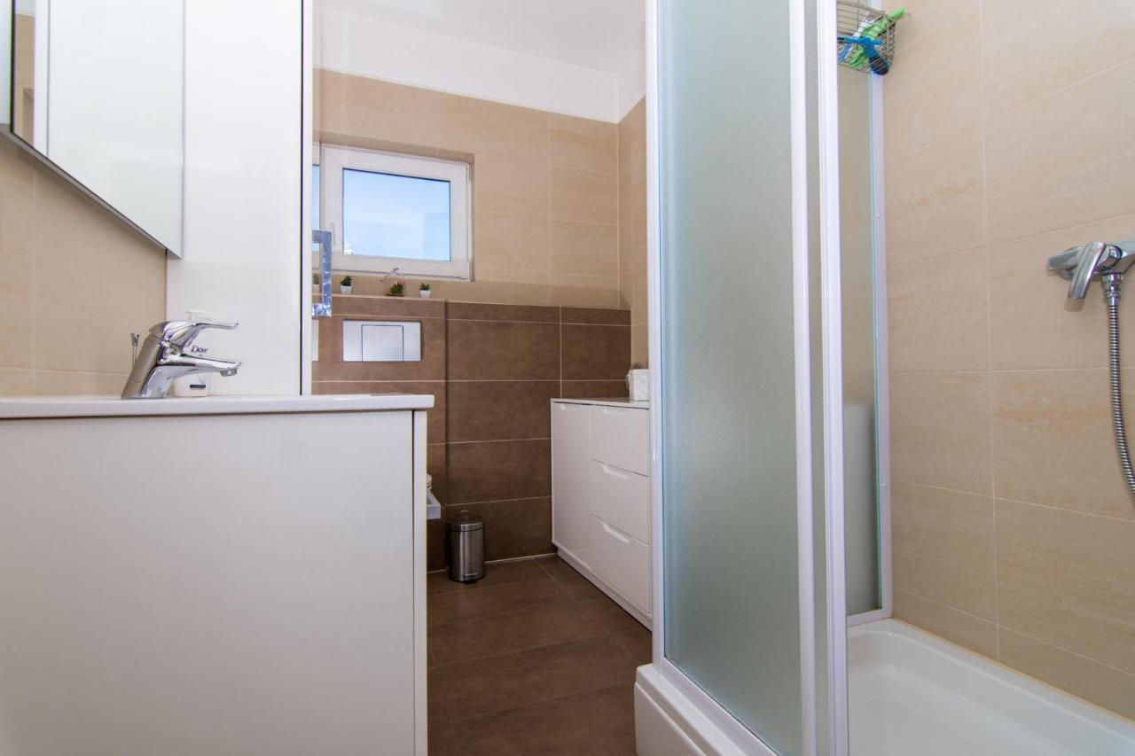 Villa Relax - Beautiful Apartment With Heated Saltwater Pool & Jacuzzi Kastela Bagian luar foto