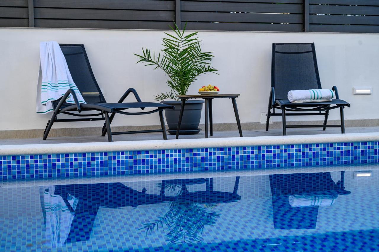 Villa Relax - Beautiful Apartment With Heated Saltwater Pool & Jacuzzi Kastela Bagian luar foto