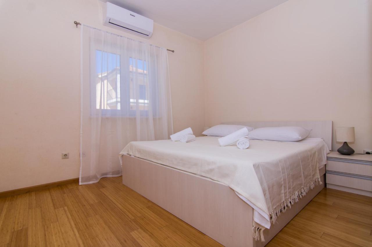 Villa Relax - Beautiful Apartment With Heated Saltwater Pool & Jacuzzi Kastela Bagian luar foto