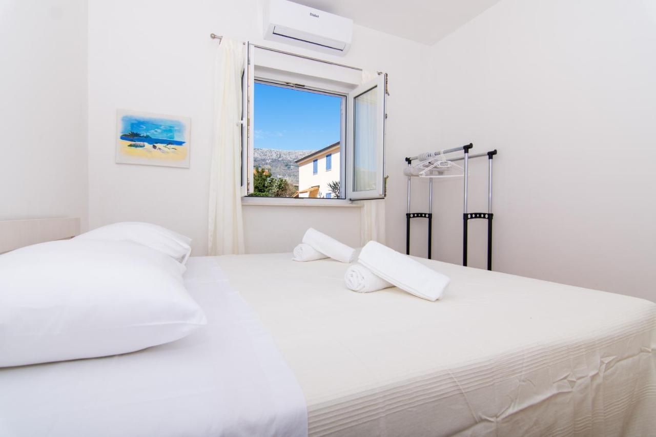 Villa Relax - Beautiful Apartment With Heated Saltwater Pool & Jacuzzi Kastela Bagian luar foto