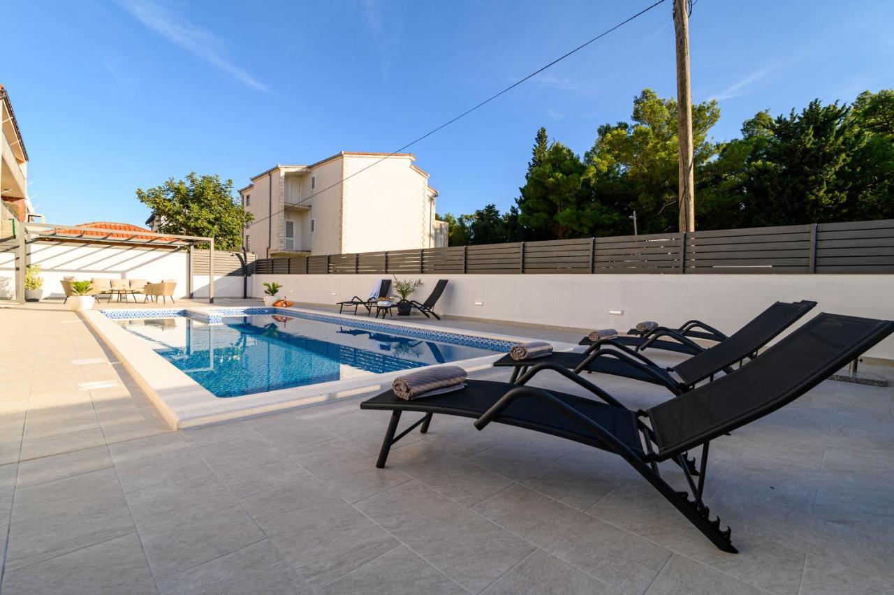 Villa Relax - Beautiful Apartment With Heated Saltwater Pool & Jacuzzi Kastela Bagian luar foto