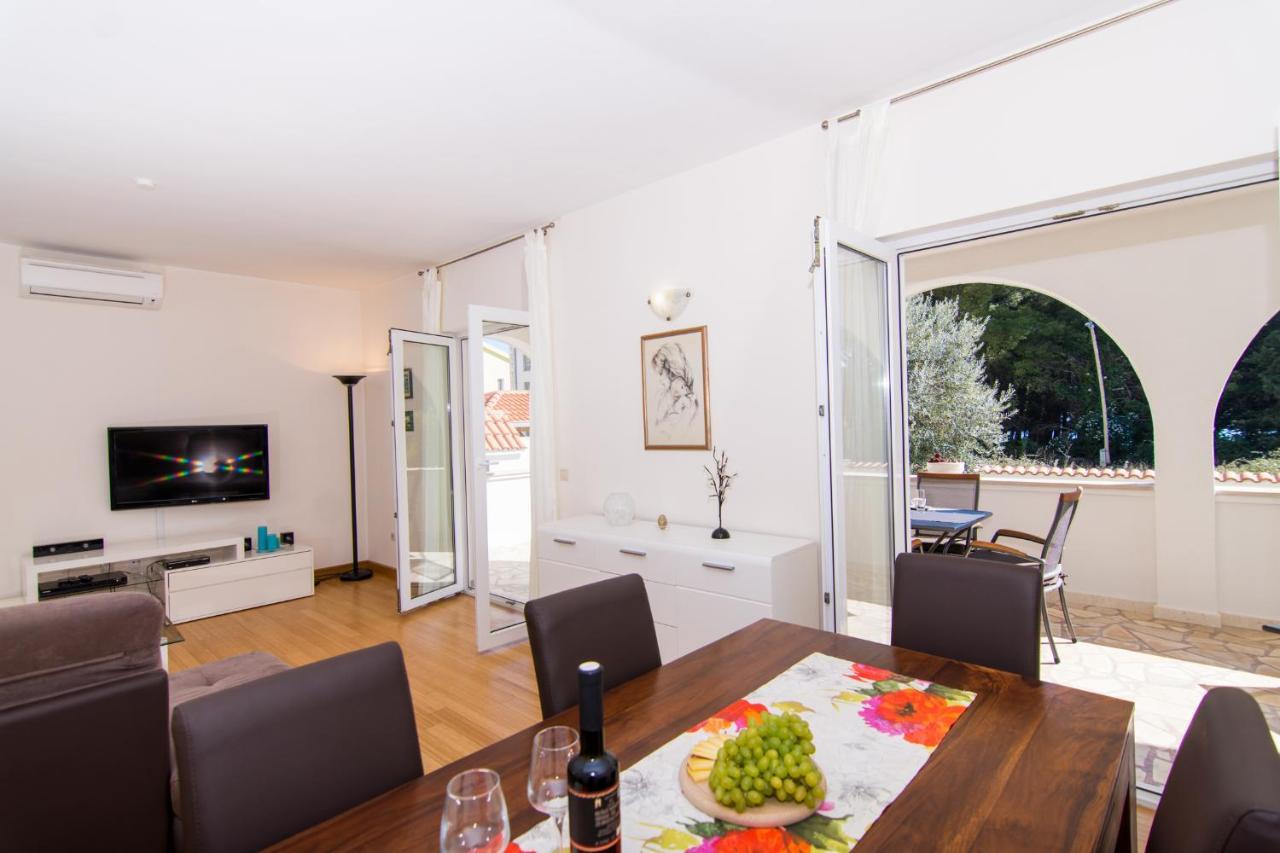 Villa Relax - Beautiful Apartment With Heated Saltwater Pool & Jacuzzi Kastela Bagian luar foto
