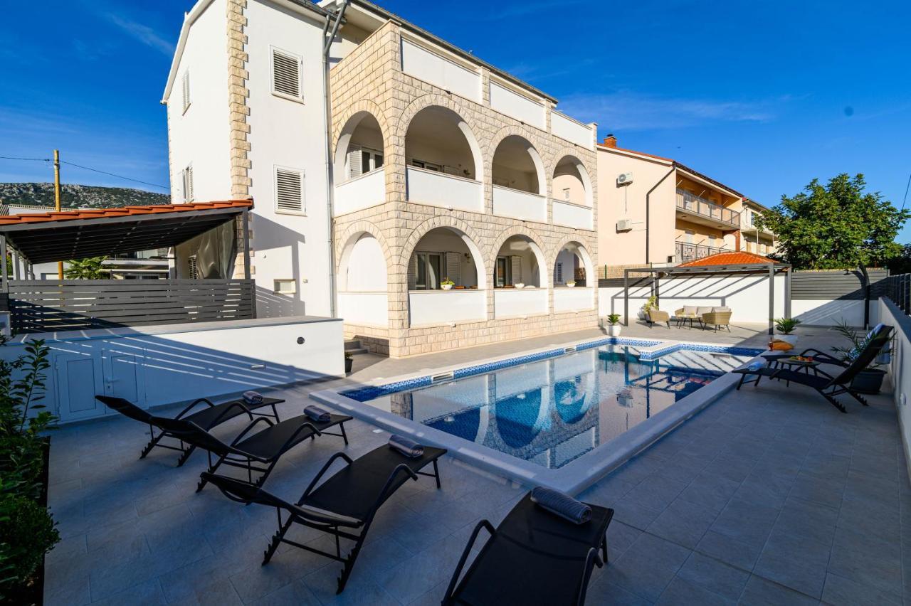 Villa Relax - Beautiful Apartment With Heated Saltwater Pool & Jacuzzi Kastela Bagian luar foto