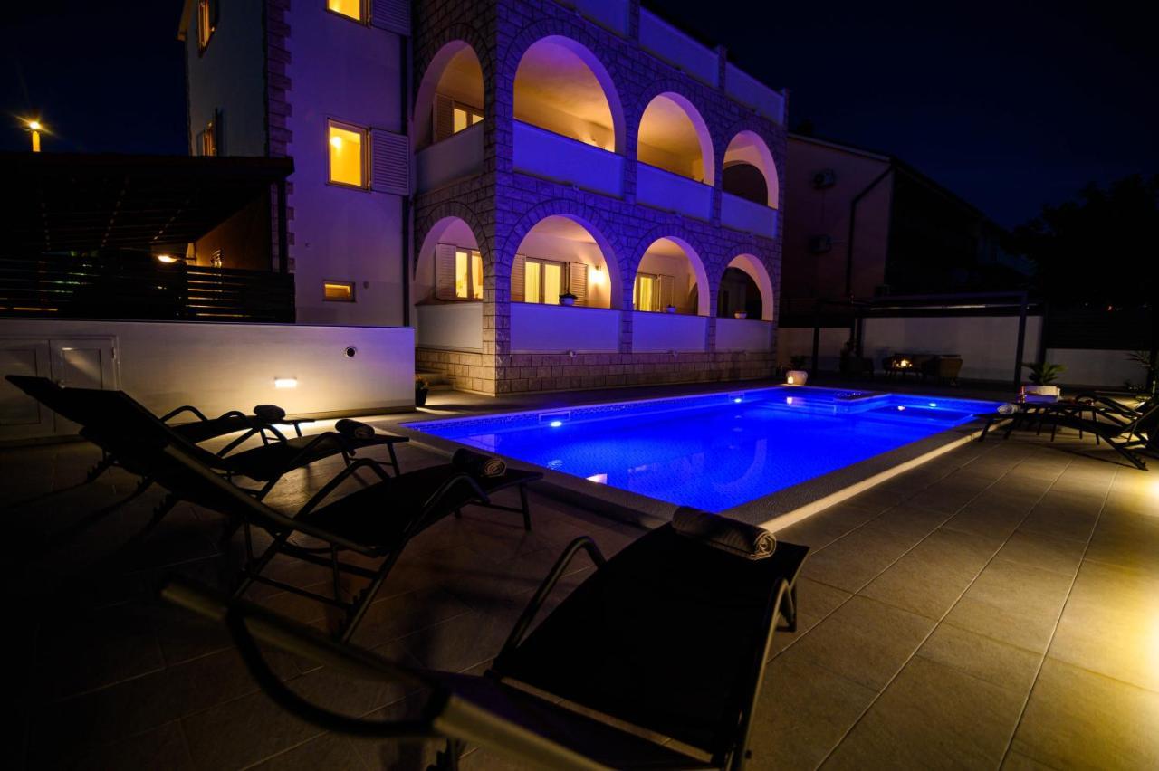 Villa Relax - Beautiful Apartment With Heated Saltwater Pool & Jacuzzi Kastela Bagian luar foto