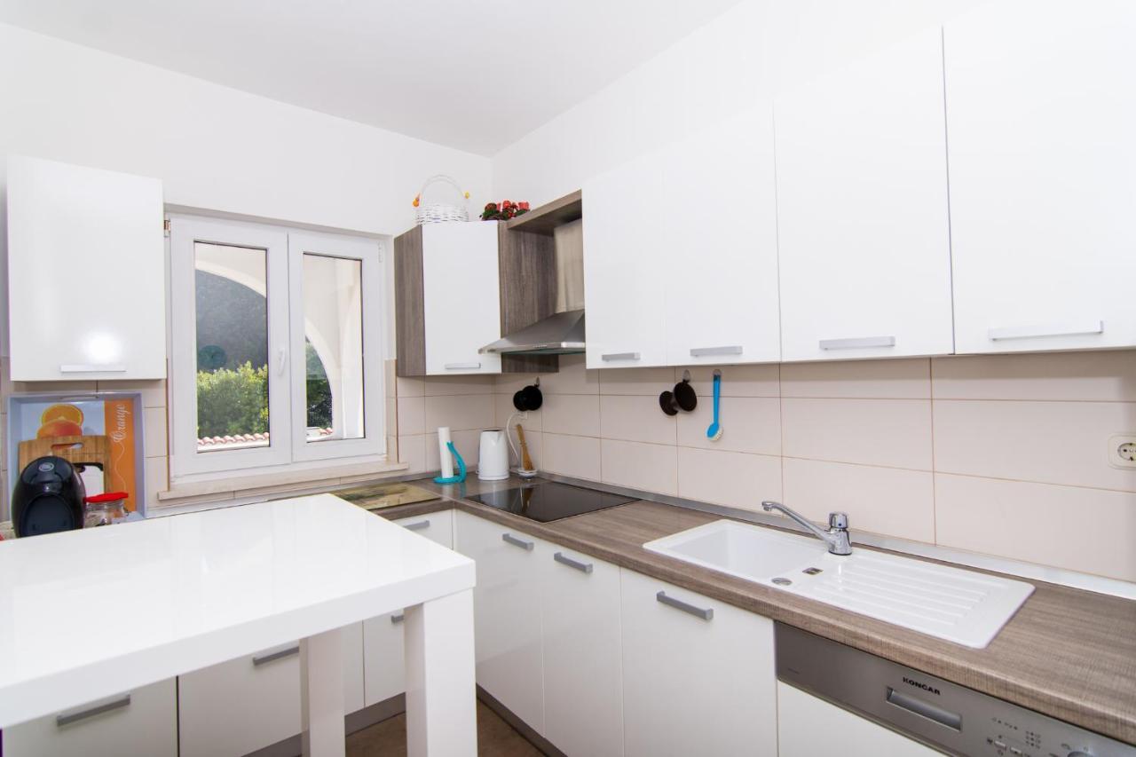 Villa Relax - Beautiful Apartment With Heated Saltwater Pool & Jacuzzi Kastela Bagian luar foto