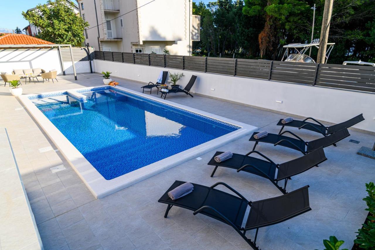 Villa Relax - Beautiful Apartment With Heated Saltwater Pool & Jacuzzi Kastela Bagian luar foto