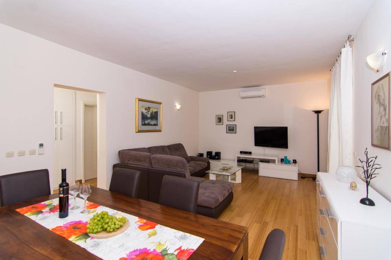 Villa Relax - Beautiful Apartment With Heated Saltwater Pool & Jacuzzi Kastela Bagian luar foto