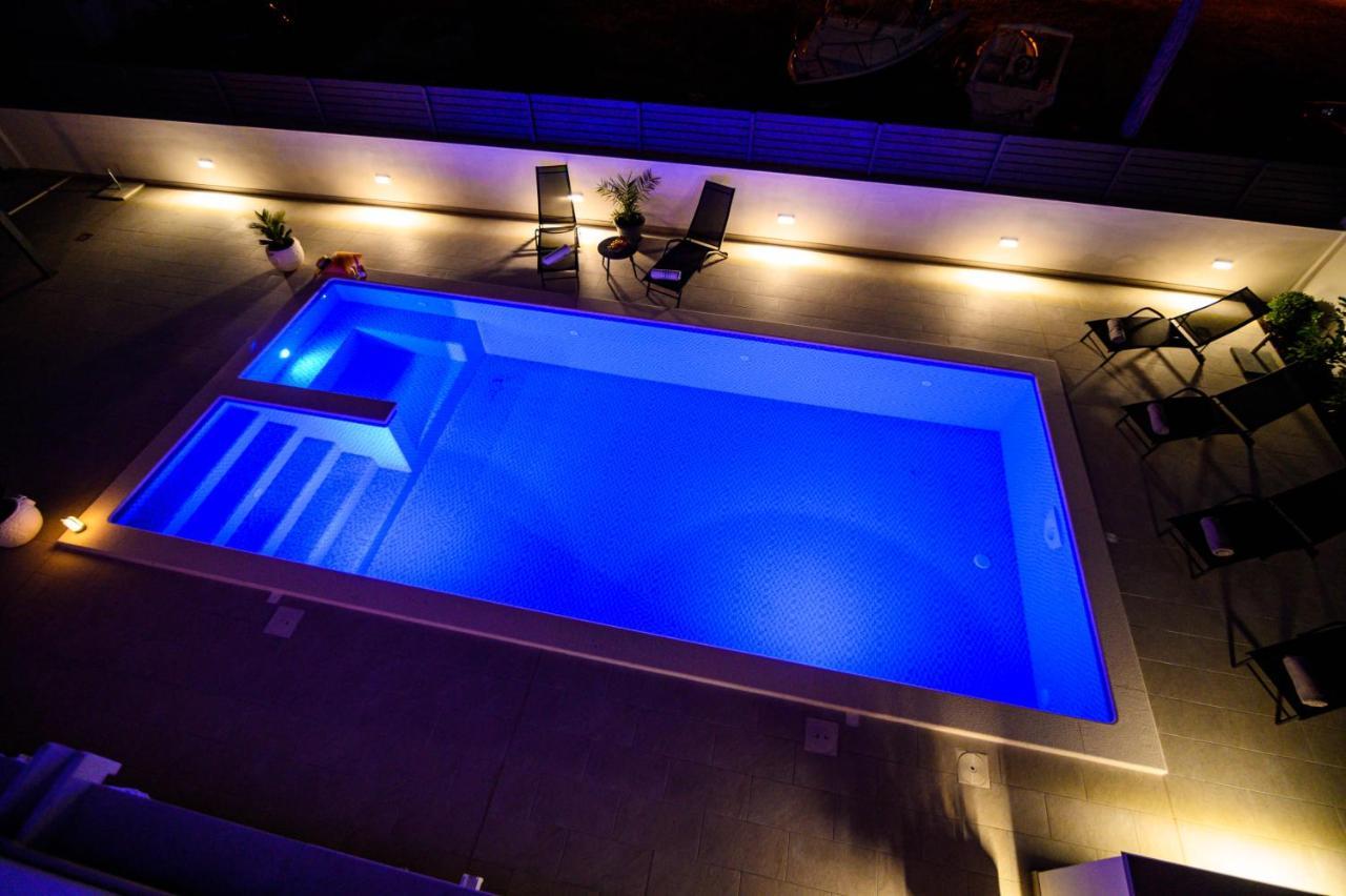 Villa Relax - Beautiful Apartment With Heated Saltwater Pool & Jacuzzi Kastela Bagian luar foto