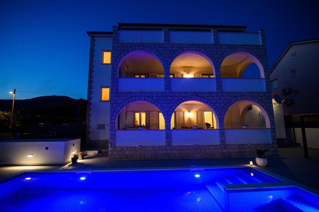 Villa Relax - Beautiful Apartment With Heated Saltwater Pool & Jacuzzi Kastela Bagian luar foto