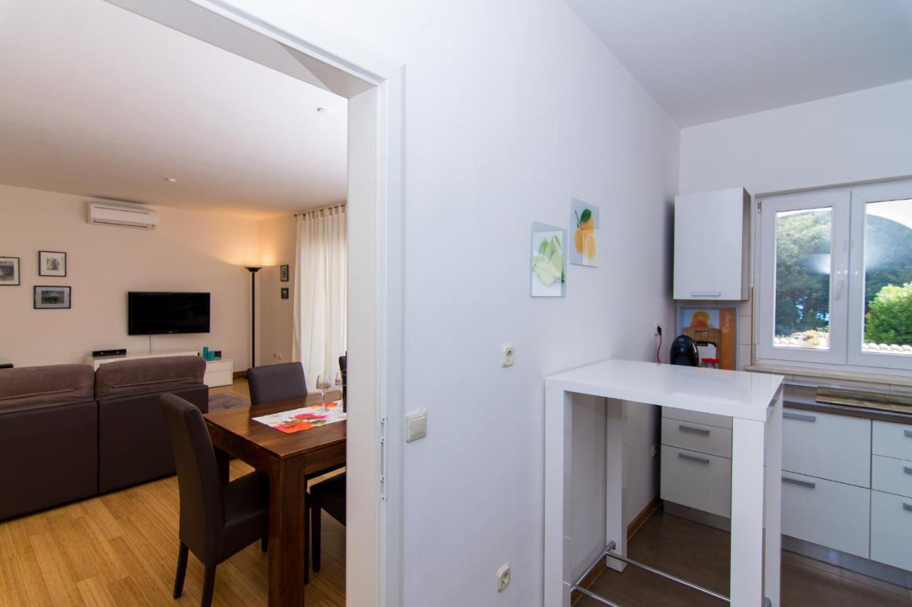 Villa Relax - Beautiful Apartment With Heated Saltwater Pool & Jacuzzi Kastela Bagian luar foto