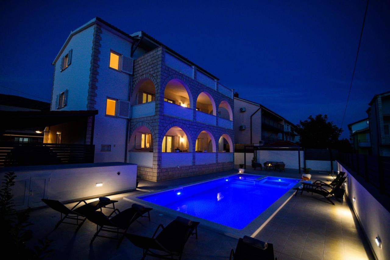 Villa Relax - Beautiful Apartment With Heated Saltwater Pool & Jacuzzi Kastela Bagian luar foto