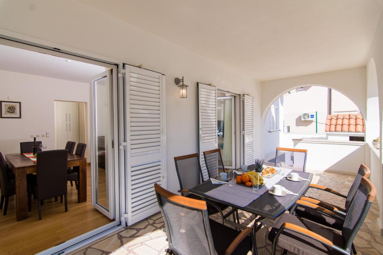 Villa Relax - Beautiful Apartment With Heated Saltwater Pool & Jacuzzi Kastela Bagian luar foto