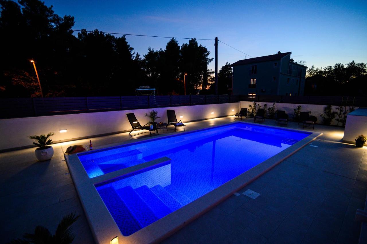 Villa Relax - Beautiful Apartment With Heated Saltwater Pool & Jacuzzi Kastela Bagian luar foto