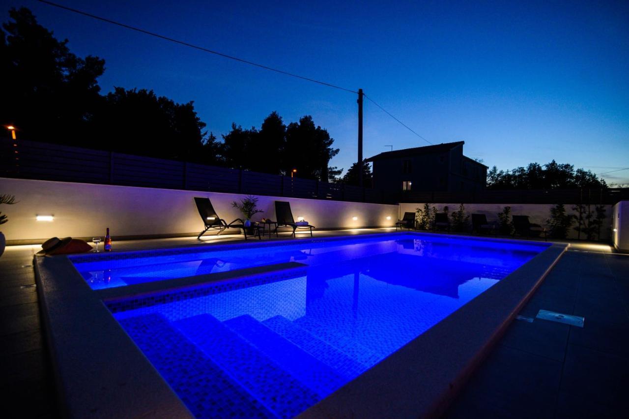 Villa Relax - Beautiful Apartment With Heated Saltwater Pool & Jacuzzi Kastela Bagian luar foto