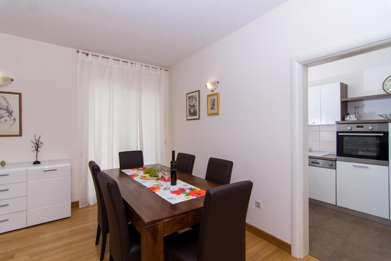Villa Relax - Beautiful Apartment With Heated Saltwater Pool & Jacuzzi Kastela Bagian luar foto